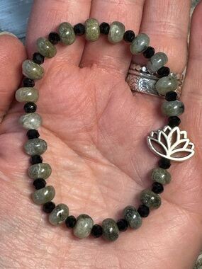 New Beginnings 🪷 Lotus & Labradorite Crystal Gemstone Stretch Bracelet